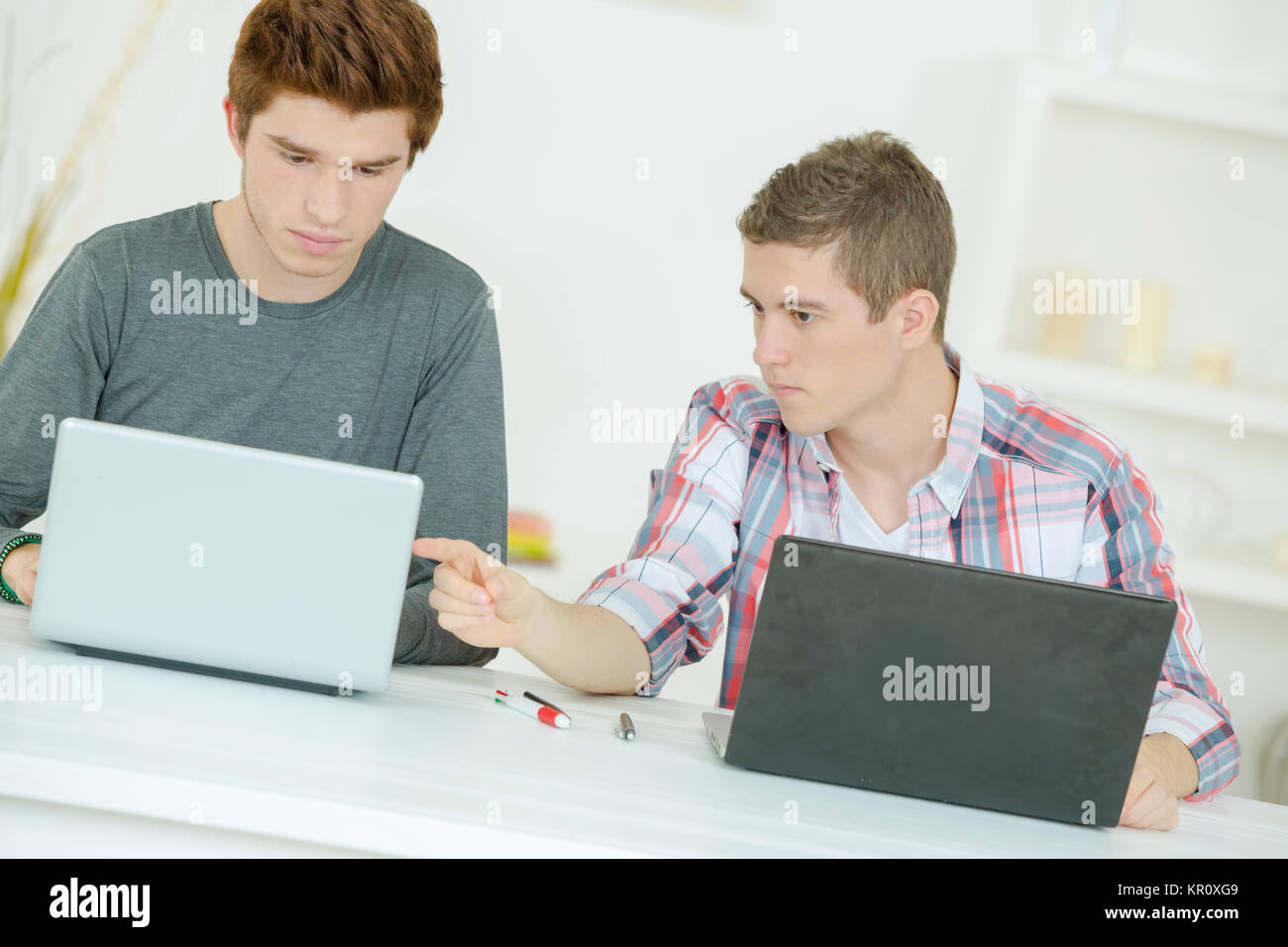 Zwei männliche Studenten, die mit laptops Stockfoto