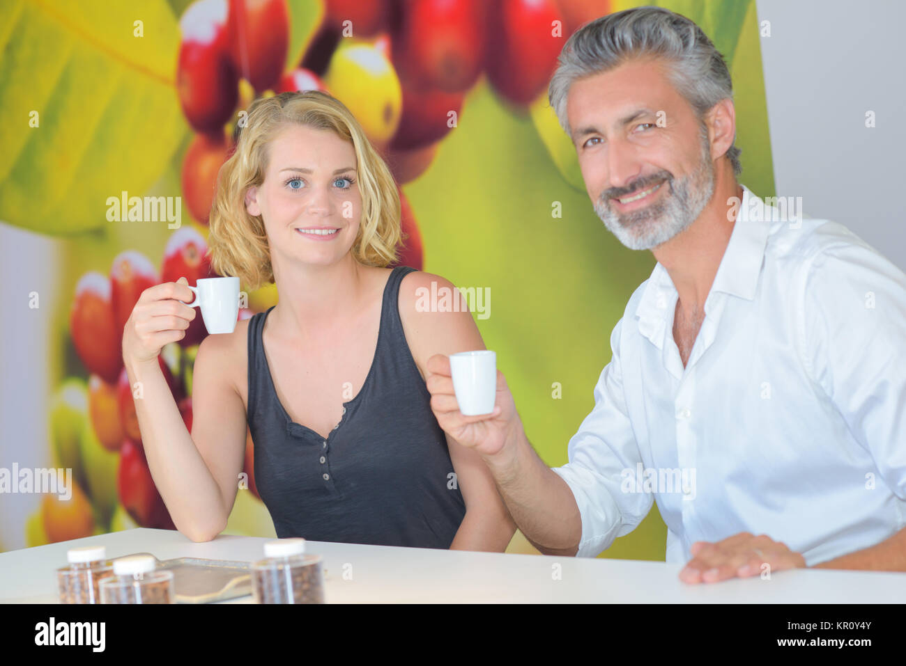 Porträt von Mann und Frau mit Kaffeetassen Stockfoto