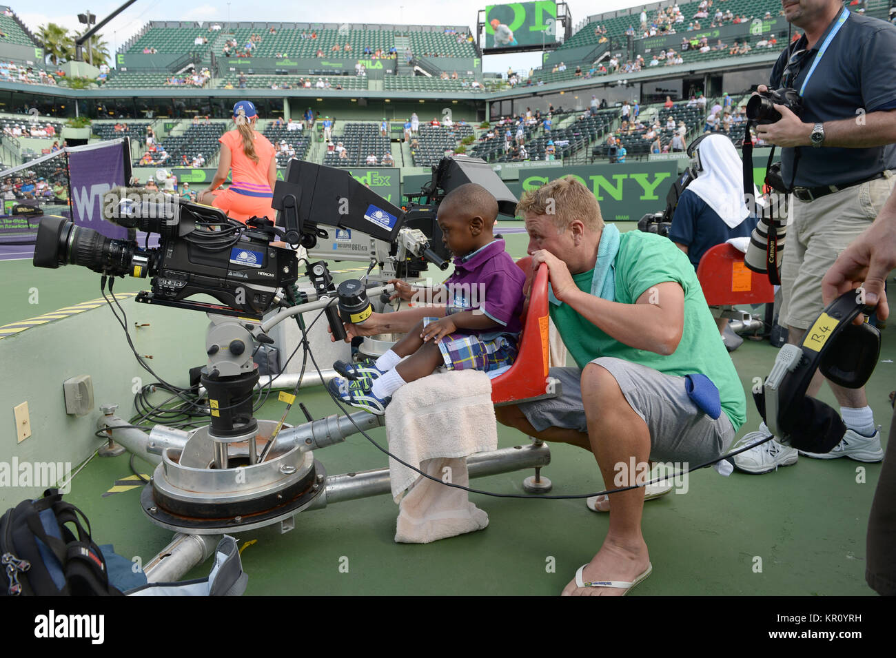 KEY BISCAYNE, FL - MÄRZ 20: Richard Williams, der Vater der Götter Venus und Serena, war eine Miami Turnier mit seiner neuen Frau Lakeisha Graham und ihrem 17 Monate alten Sohn Dylan an Tag 4 der Sony Open am Crandon Park Tennis Centre am 20. März 2014 in Key Biscayne, Florida Personen: Dylan Williams beschmutzt Stockfoto