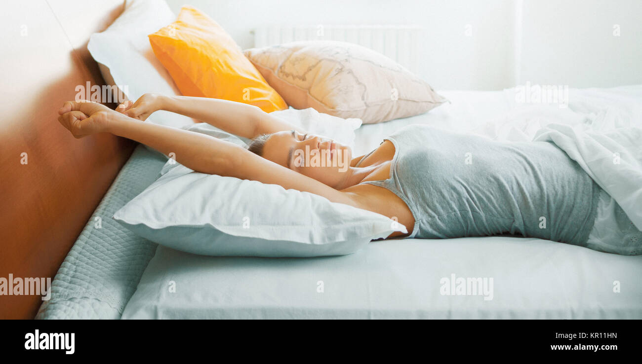 Frau im Bett, aufwacht, Schlafen Stockfoto