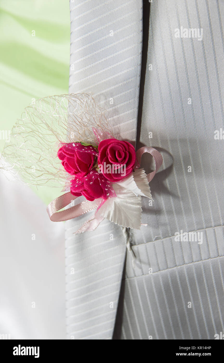 Ansteckblume auf Hochzeit Anzug Stockfoto