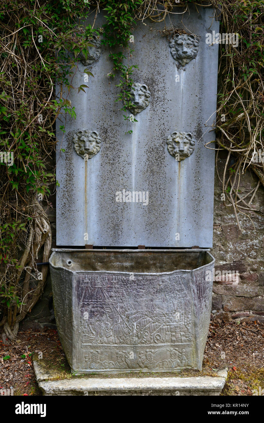 Wassertrog, Font, Brunnen, Lions Head, Löwen Köpfe, Wasser, Garten, Funktion, Wand, ummauerten Garten, Gartenbau, Brunnen, RM Floral Stockfoto