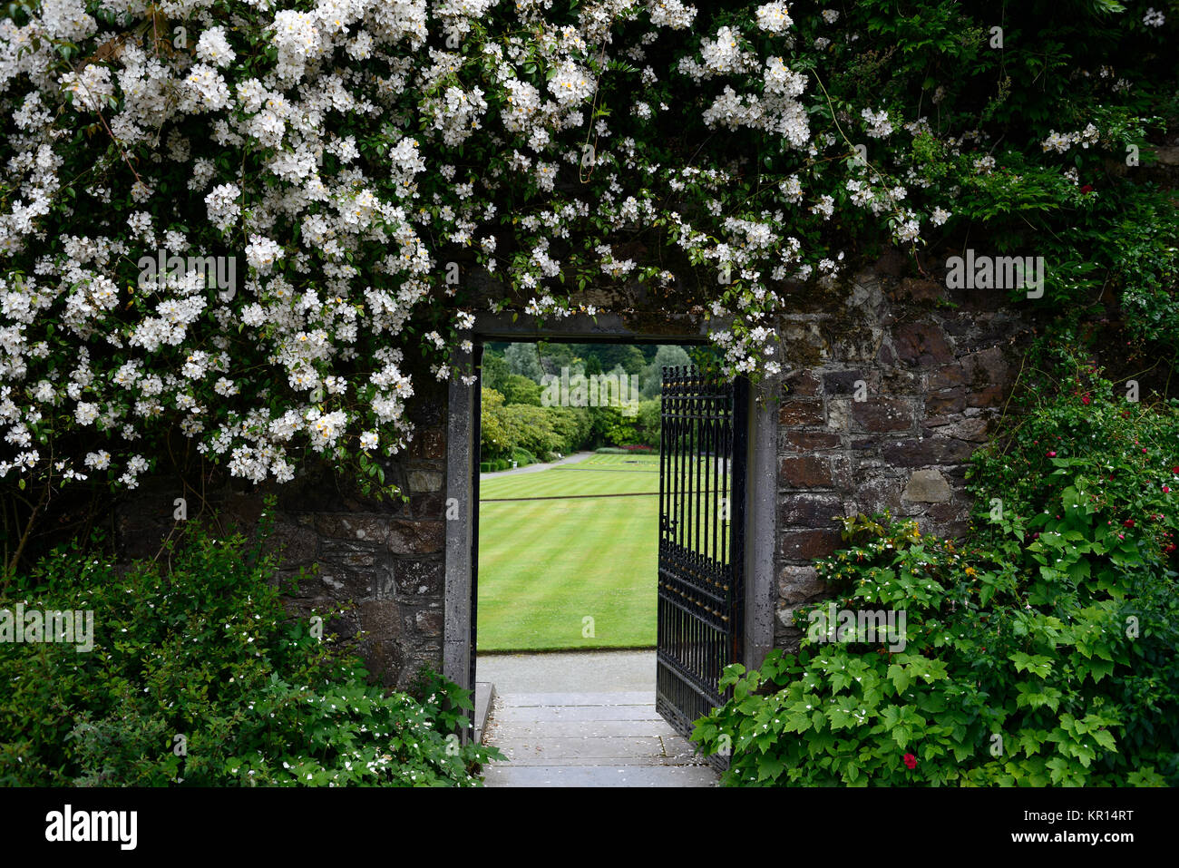 Congreve Gärten mount, bell Tor, ummauerten Garten, Tor, Eingang, Ausgang, Steigung, Gefälle, Rasen, formale, Gärten, historischen, RM Floral Stockfoto