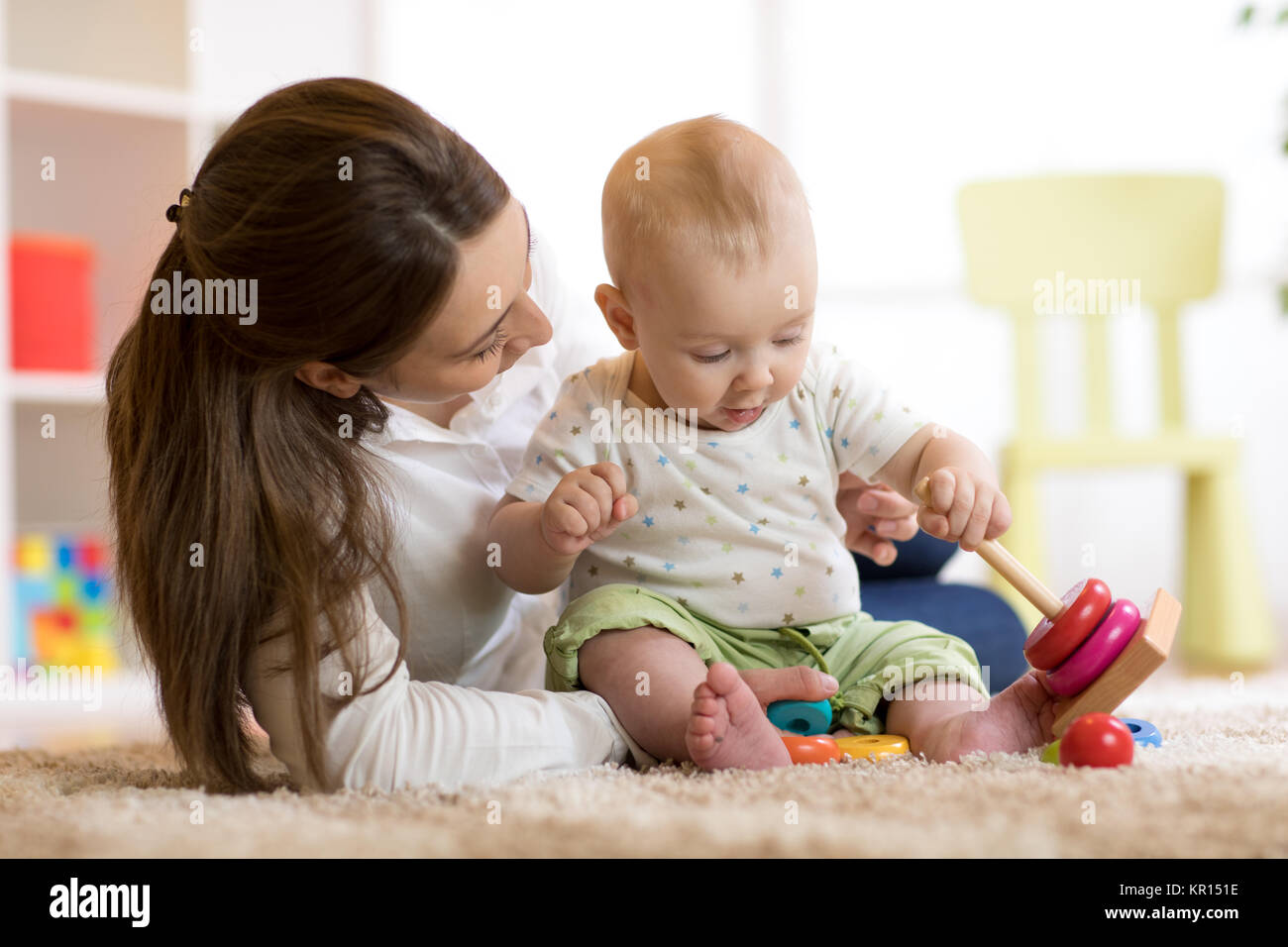 süße Mutter und Kind junge spielen zusammen im Haus zu Hause Stockfoto