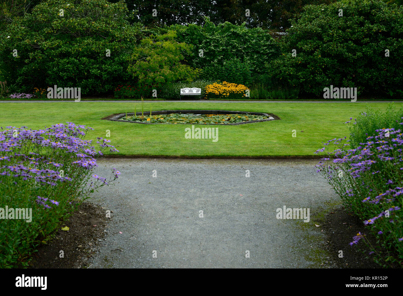 Weiß, Garten Bank, Seat, Sitzplätze, Rasen, Garten, Design, Mount Congreve Gärten, Waterford, Irland, RM Floral Stockfoto