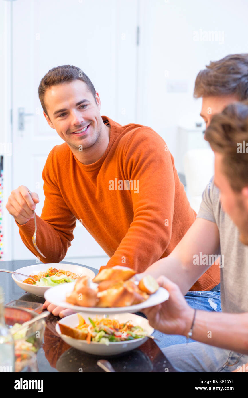 Attraktive männliche Dinner Party Stockfoto