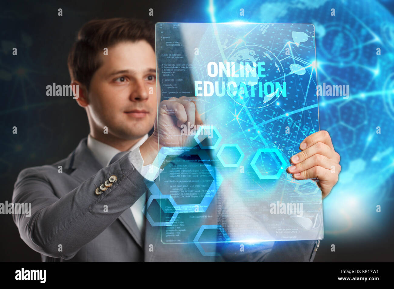 Wirtschaft, Technologie, Internet und Netzwerk Konzept. Junge Unternehmer, die ein Wort in einem Virtual Tablet der Zukunft: Online Bildung Stockfoto