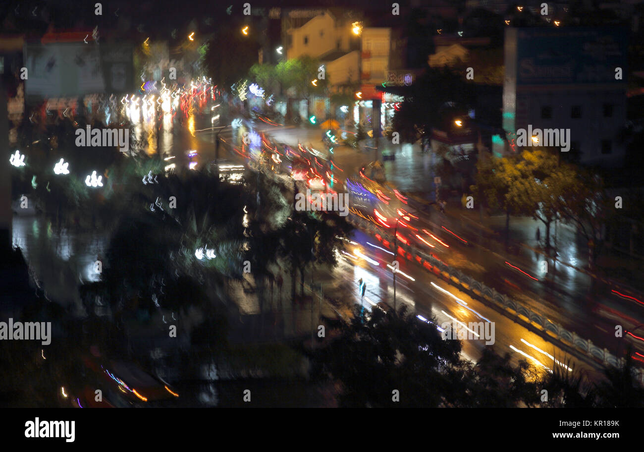 Verkehr durch Hue City center Vietnam fließende Stockfoto