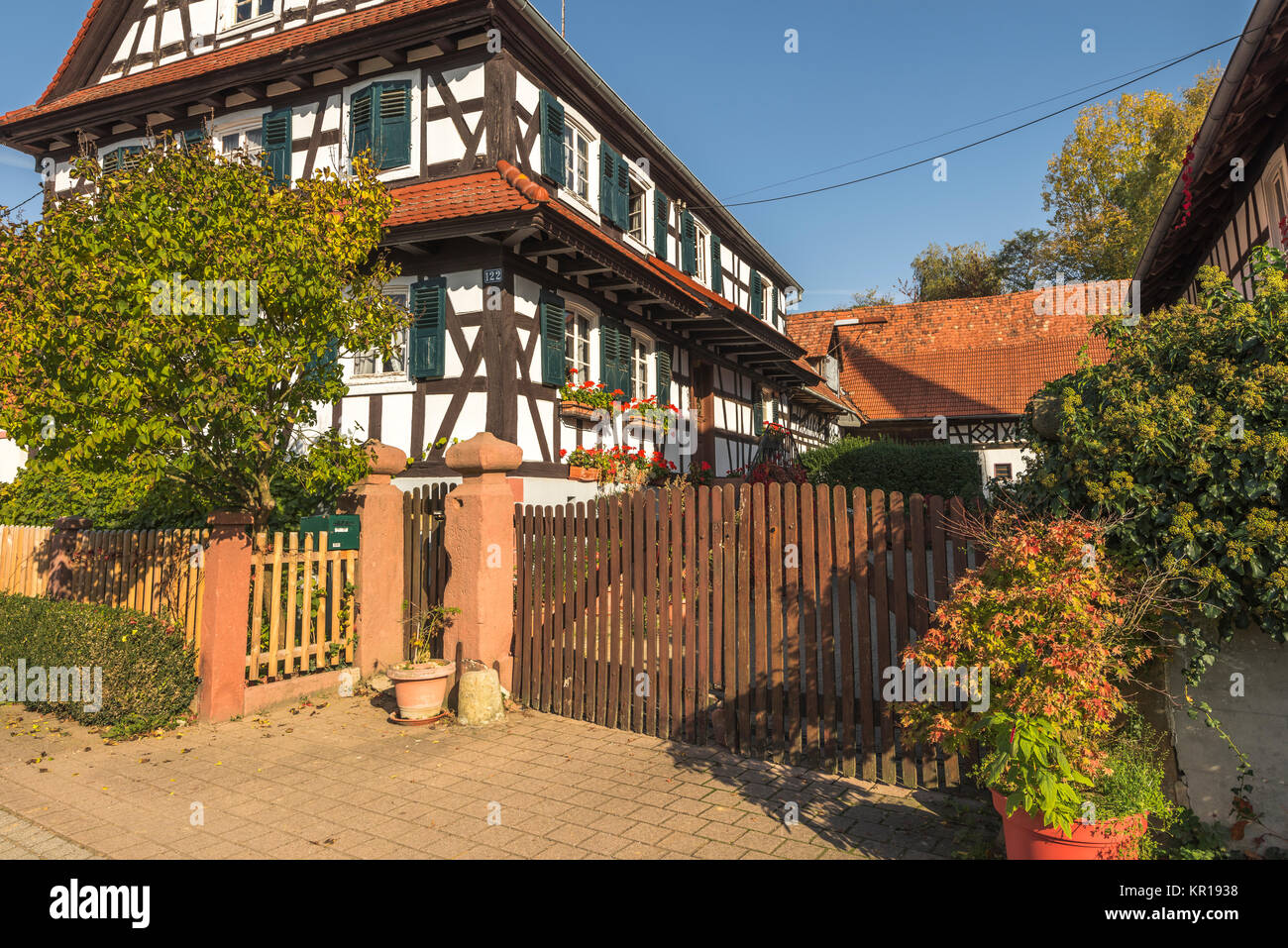 Traditionelles Landhaus mit Blumenschmuck, Dorf, Seebach, Elsass, Frankreich, Mitglied des Verbandes der schönsten Dörfer in Frankreich Stockfoto
