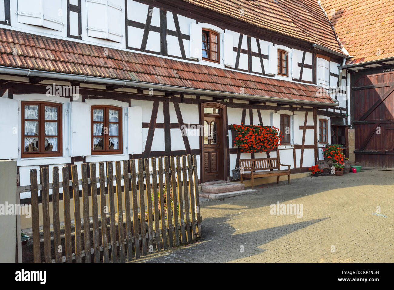 Fachwerkhäuser mit Blumenschmuck in Wissembourg, einem kleinen Dorf im nördlichen Elsass, Frankreich, Mitglied der schönsten Dörfer von Frankreich Stockfoto