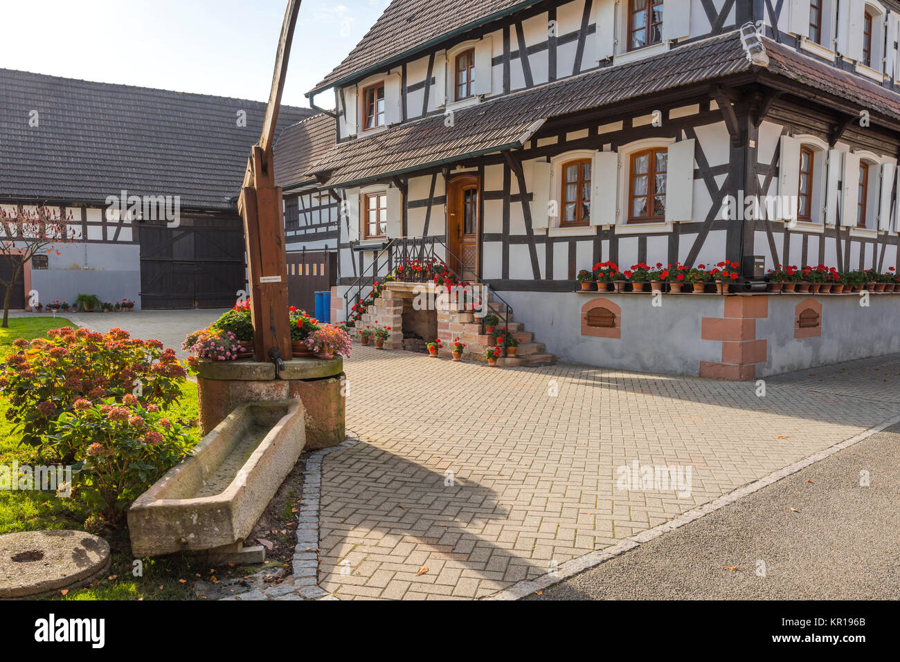 Fachwerk Landhaus mit Blumenschmuck und gut in Wissembourg, ein kleines Dorf in Frankreich, Nord Alsace, Mitglied der schönsten Dörfer Stockfoto Fachwerk Landhaus mit Blumenschmuck und gut in Wissembourg, ein kleines Dorf in Frankreich, Nord Alsace, Mitglied der schönsten Dörfer Stockfoto
