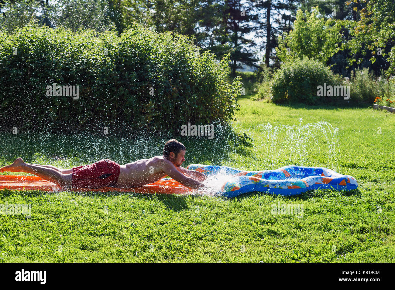 rajce favdoll Menschen sind auf eine Wasserrutsche ein öffentliches Schwimmbad schieben  Stockfotografie - Alamy