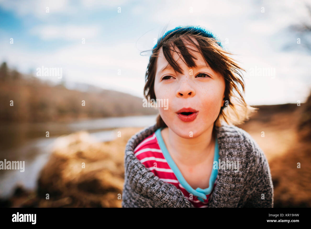 Porträt eines Mädchens durch den Fluss mit windswept Haar Stockfoto