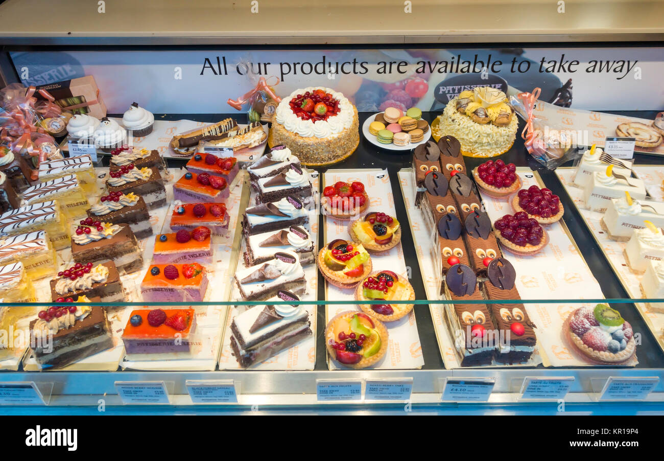 Schaufenster der Kuchen im Café Patisserie Valerie in Middlesbrough Stockfoto