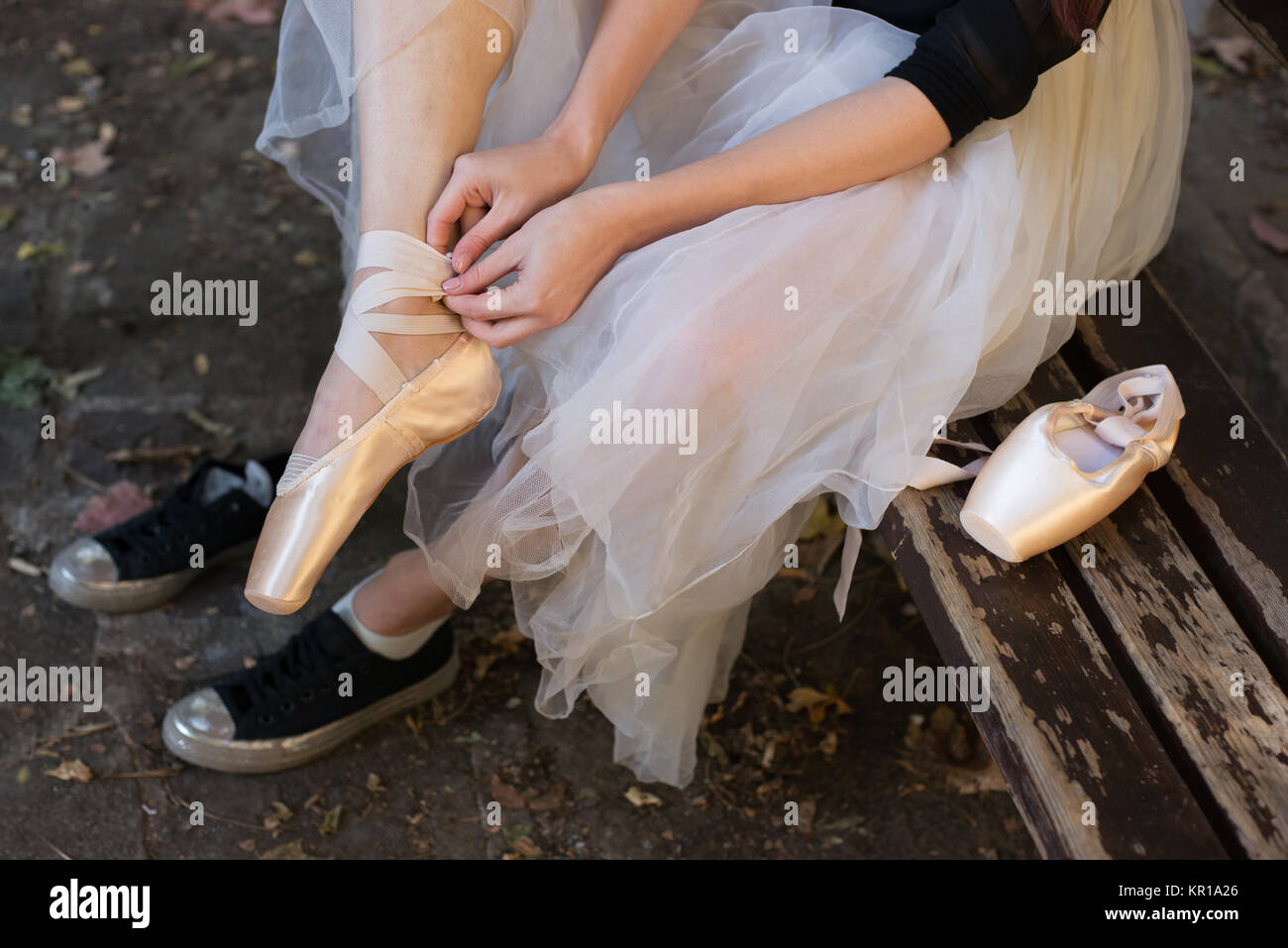 Frau setzen auf ihr Ballett Schuhe Stockfoto