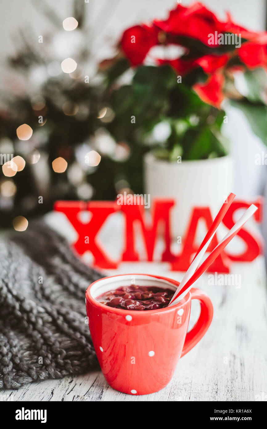 Glühwein und Weihnachten Dekorationen Stockfoto