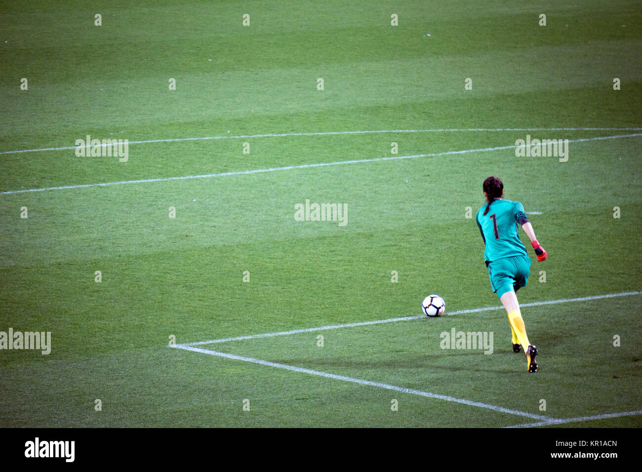 Zhao Mingna, der Torwart der chinesischen Frauen Fußball-Team ein Ziel kick in der internationalen Freundschaftsspiel begann gegen Australien, 22. November 2017. Stockfoto