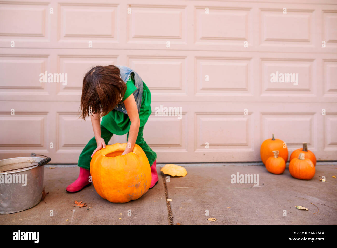 Mädchen das Schnitzen eines Halloween Kürbis Stockfoto