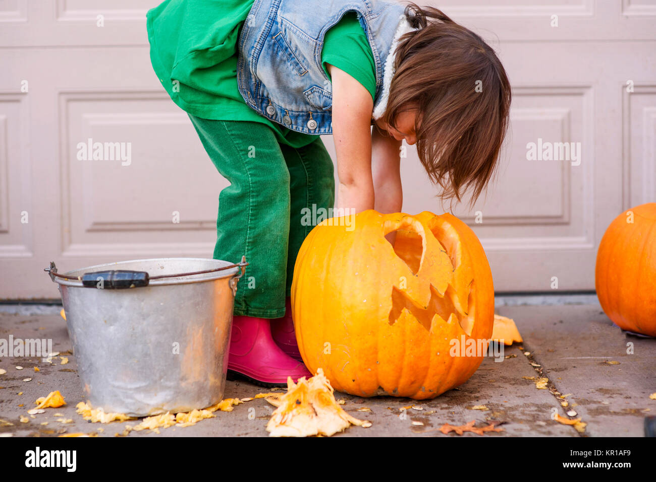 Mädchen das Schnitzen eines Halloween Kürbis Stockfoto