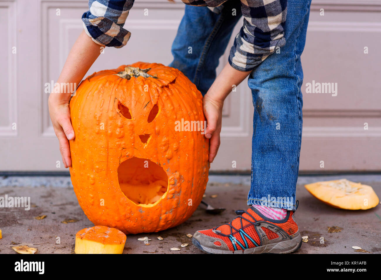 Junge mit einem Halloween Kürbis Stockfoto