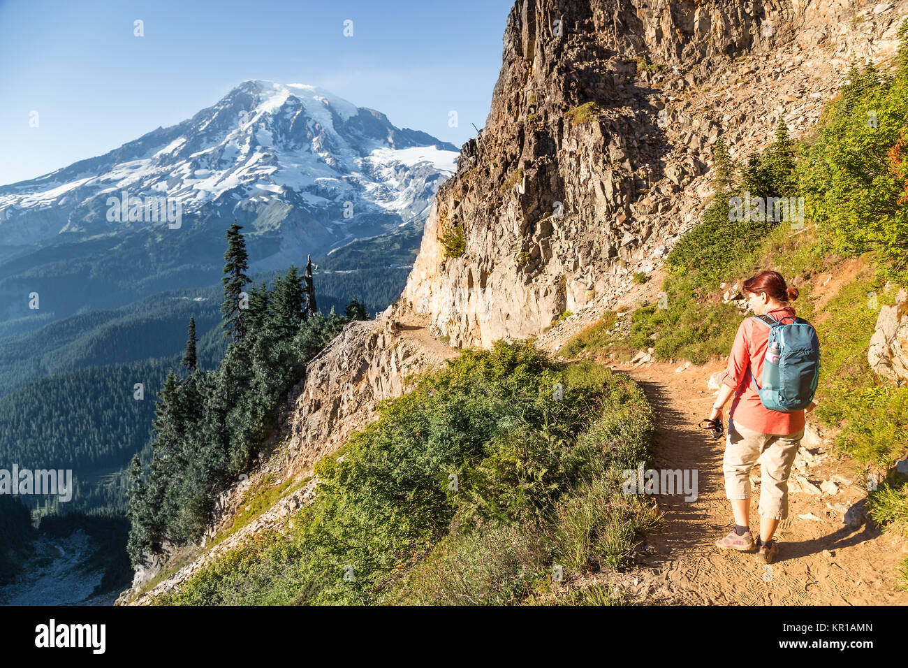 Frau, die auf einem alpinen Pfad, Mt Rainier, Washington, USA, wandert Stockfoto