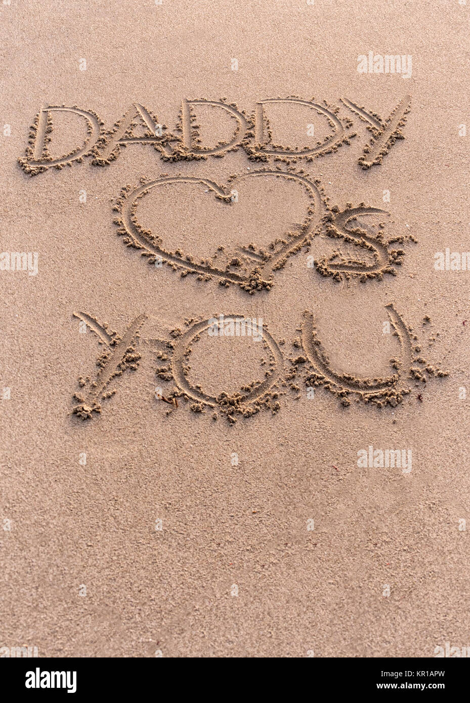 Papa liebt Sie im Sand am Strand geschrieben Stockfoto