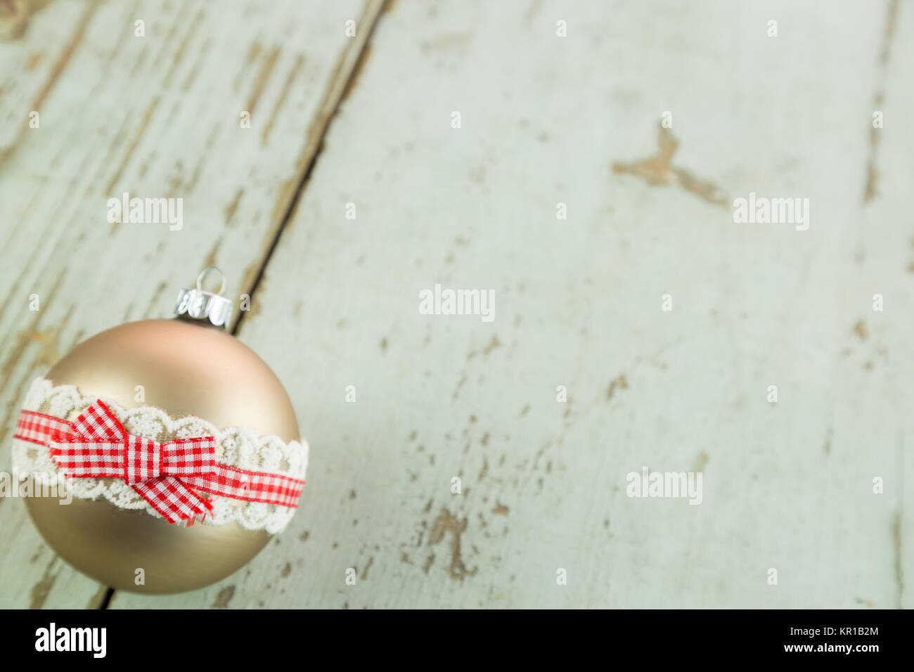 Dekorierte Weihnachtskugeln in einem rustikalen Holzbrett zur Weihnachtszeit mit Textfreiraum Stockfoto