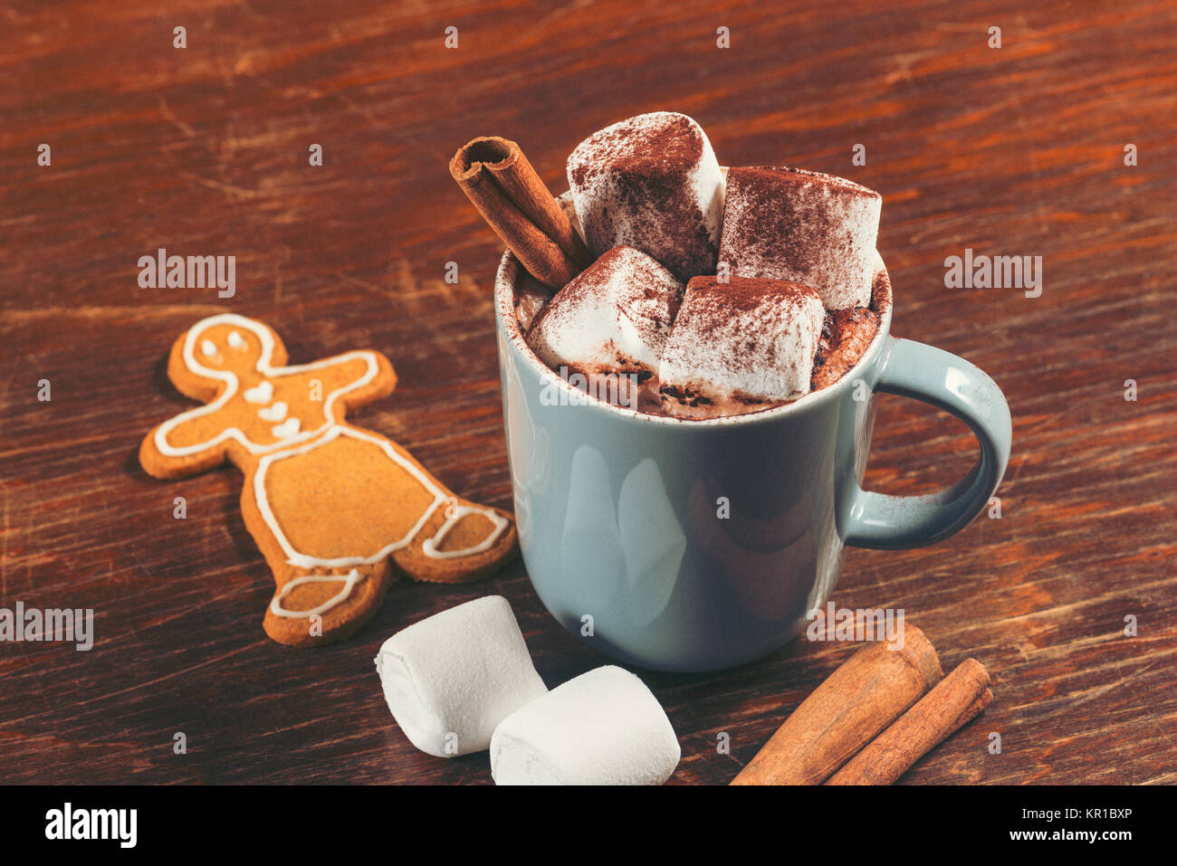 Tasse heiße Schokolade mit Marshmallows gekrönt mit Kakaopulver Stockfoto