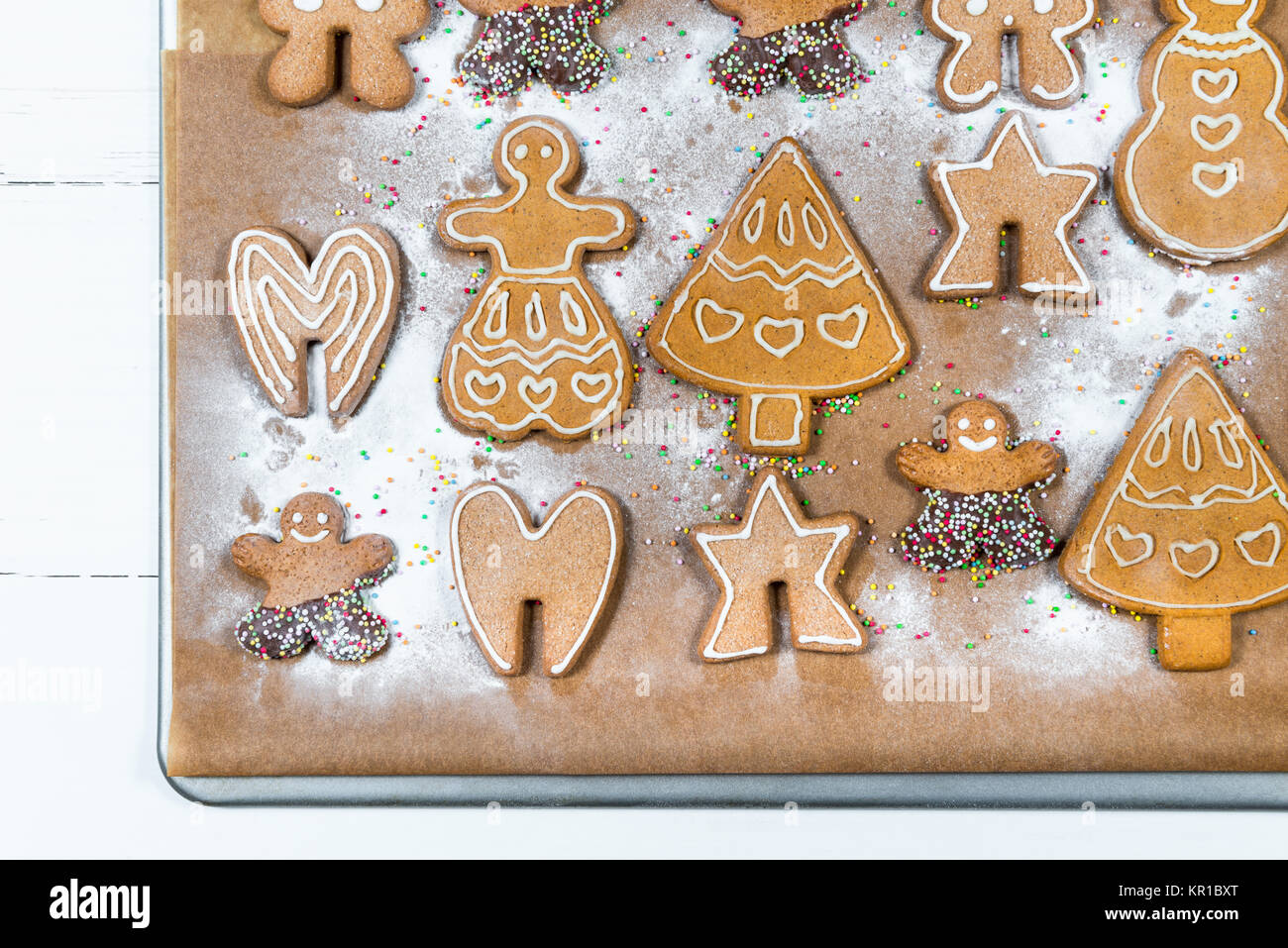 Gingerbread Cookies auf Backblech Stockfoto