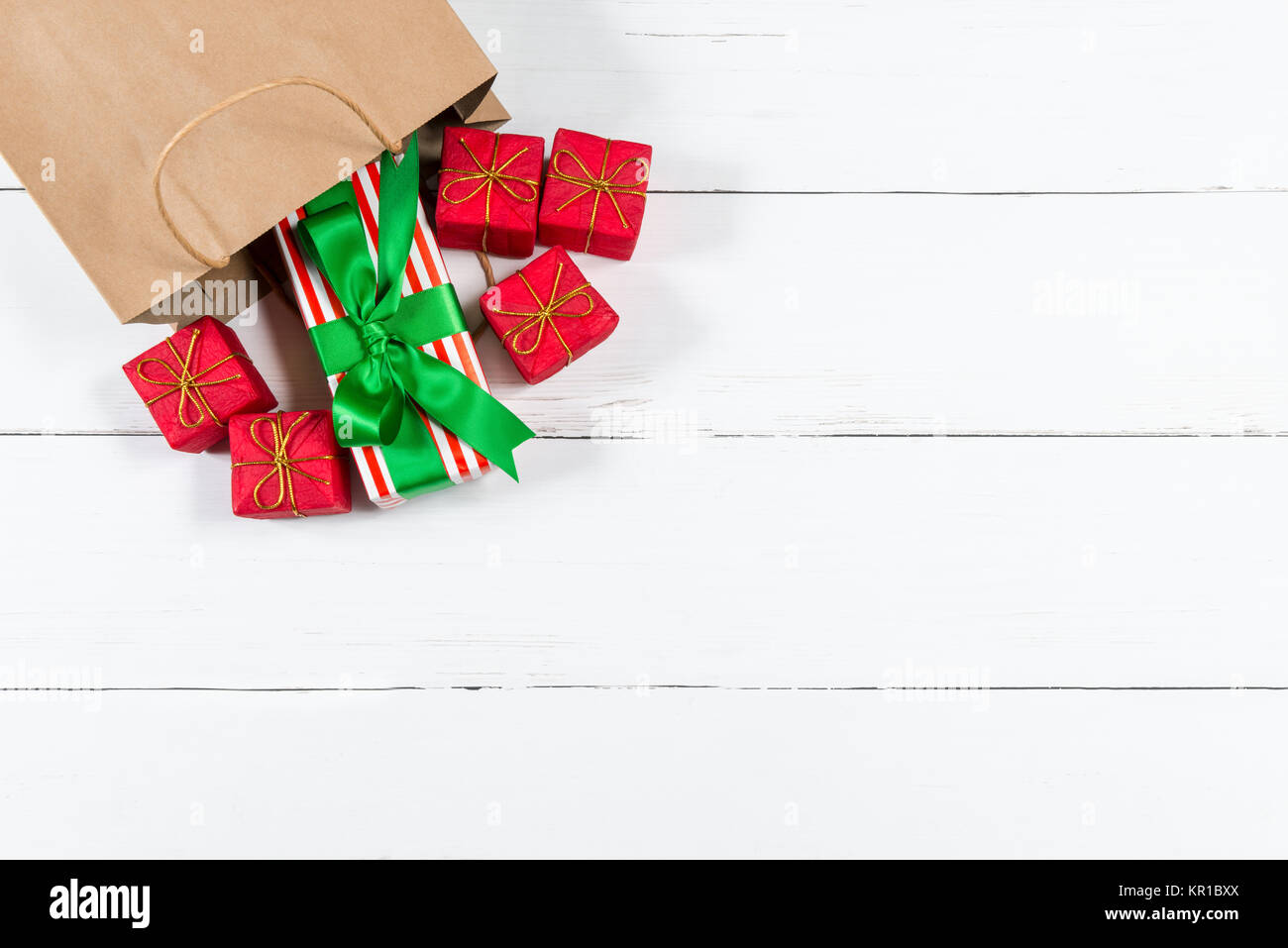 Paper Bag mit Weihnachtsgeschenke Rolling Out Stockfoto