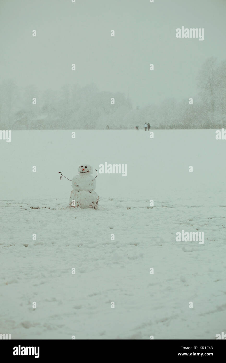 Ein Schneemann mitten in einem Park mit niemand in der Nähe, 10. Dezember 2017, Colchester, Essex, UK Stockfoto