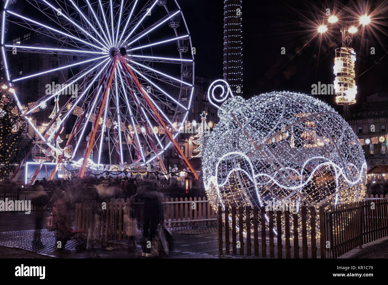 Weihnachten Dekorationen und Riesenrad bei Nacht auf dem George Square, Glasgow, Schottland. Stockfoto