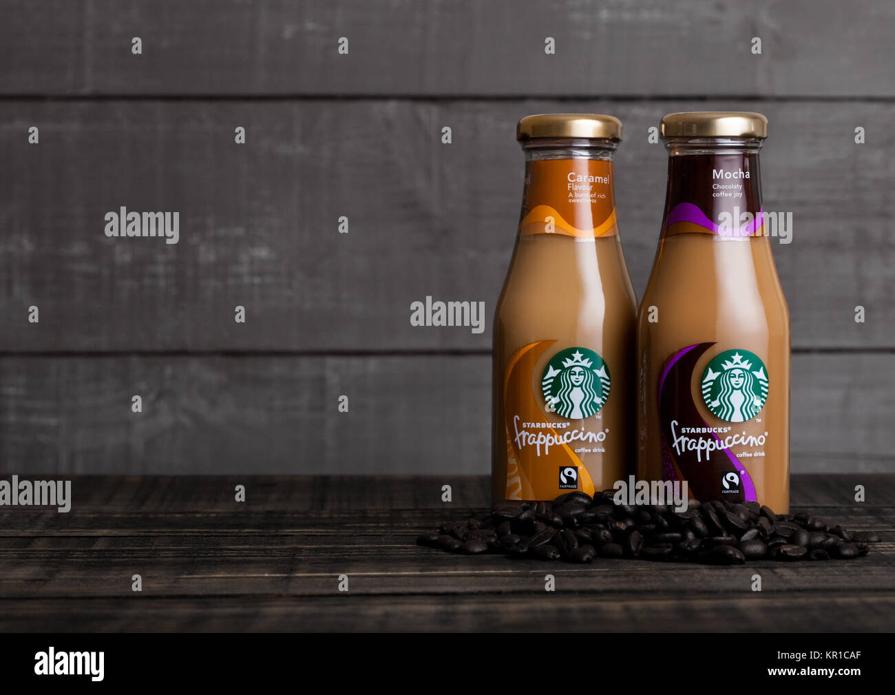 LONDON, Großbritannien - 15 Dezember, 2017: Glasflaschen von Starbucks  frappuccino trinken Kaffee mit Karamell auf Holz- Hintergrund. Seattle  basierte Starbucks ist der l Stockfotografie - Alamy
