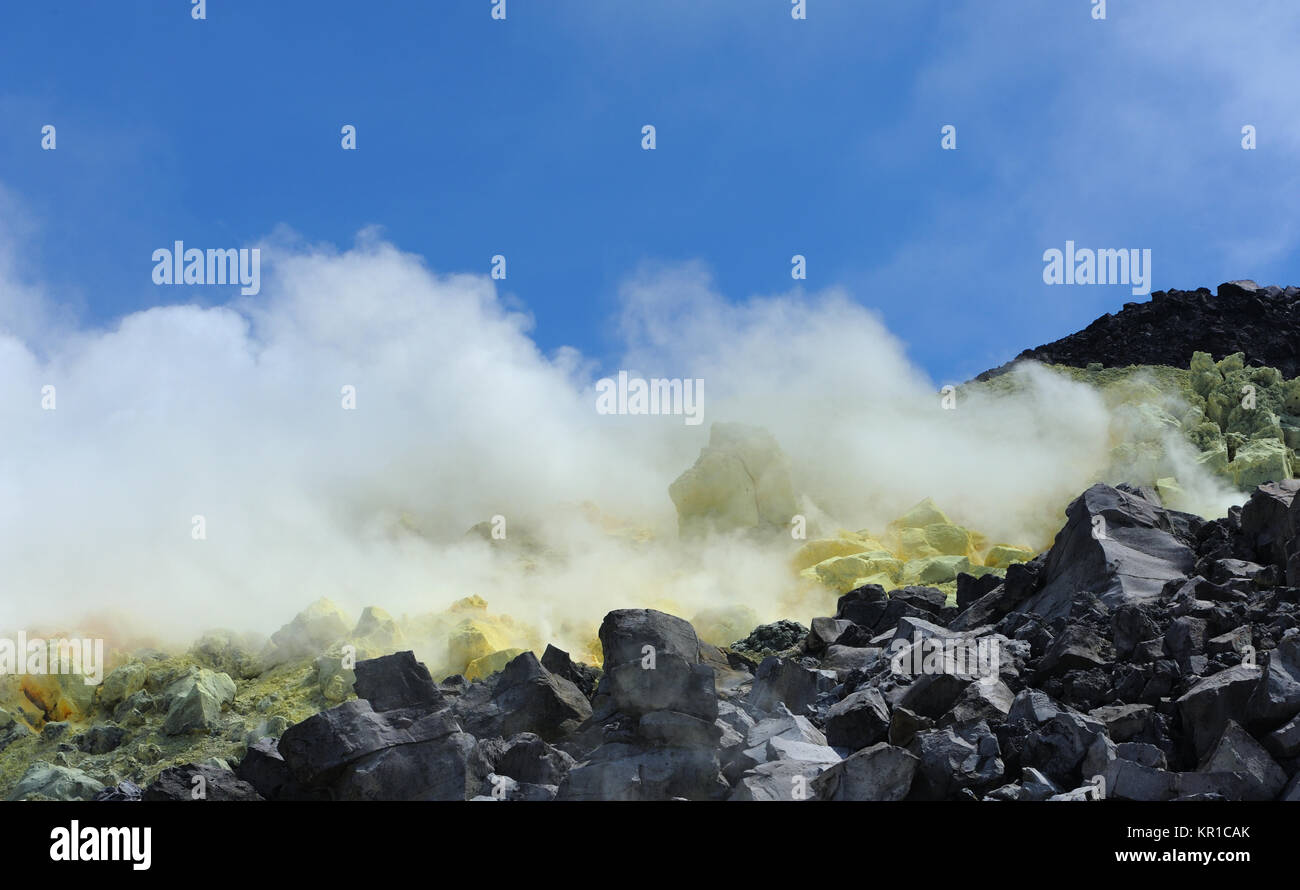 Wolken von Schwefelsäure beladen Dampf Bülow aus dem aktiven Fumarolen und Ablagerungen von Schwefel in der Caldera des Sierra Negra Vulkans. Isabela, Gal Stockfoto