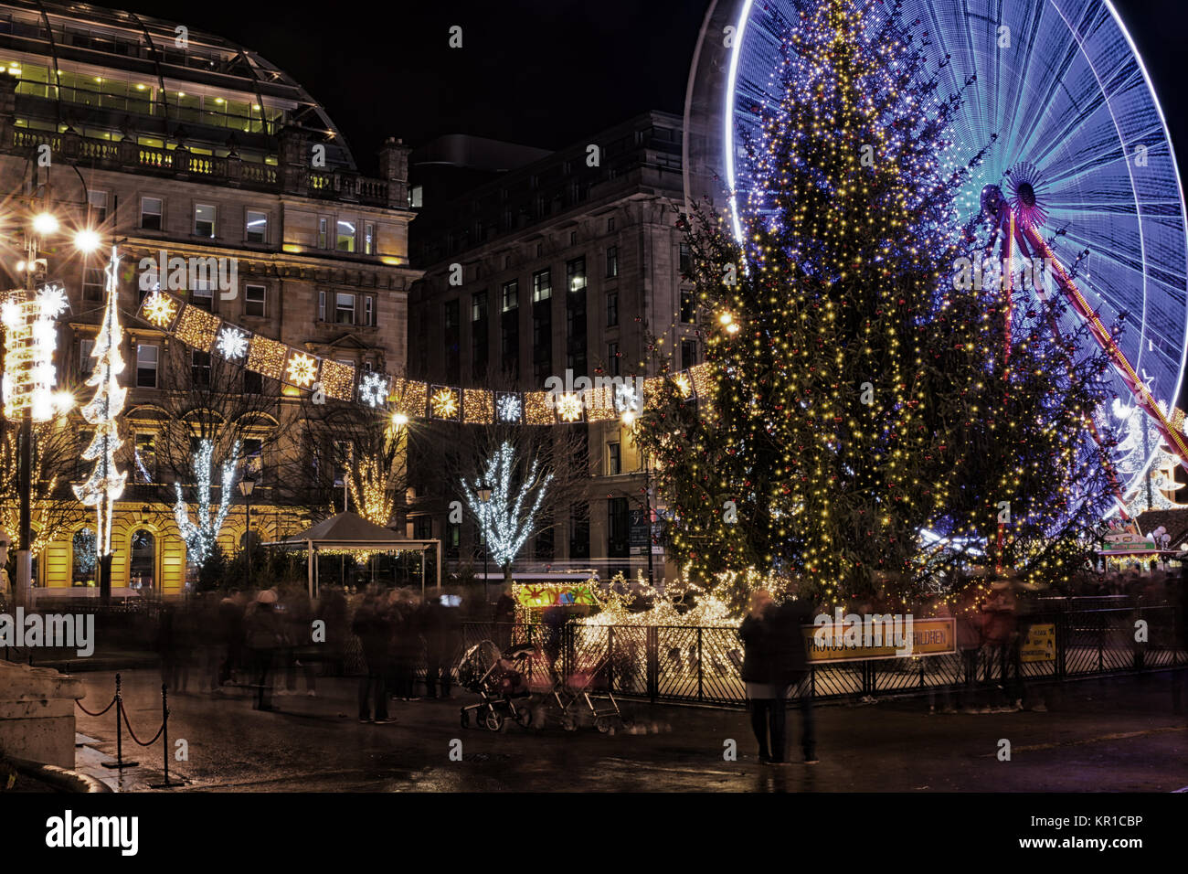 Weihnachtsbeleuchtung, Weihnachtsbaum und Fahrgeschäfte auf dem George Square, Glasgow, Großbritannien Stockfoto