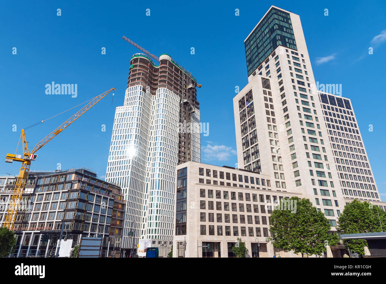 Zwei Wolkenkratzer, einer davon noch im Bau, in berlin Stockfoto