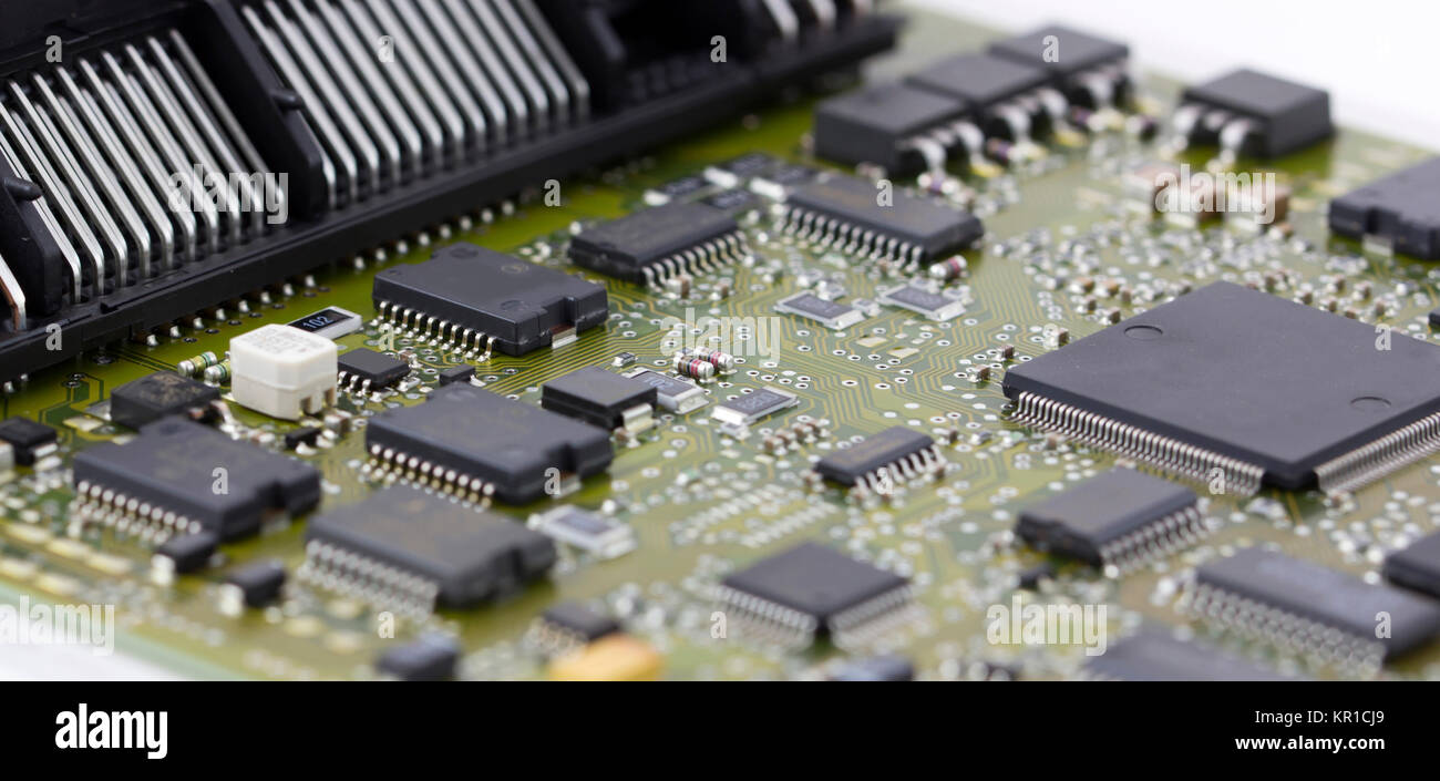 Mikrochips in ein Motherboard, elektronische Bauteile Stockfoto