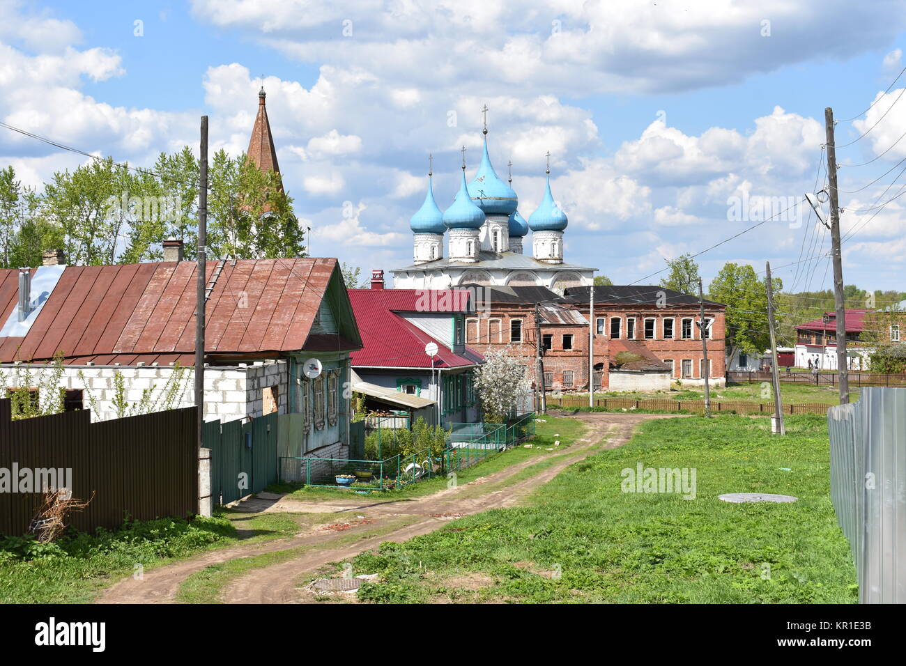 Streetview auf die Kirche in russischen Dorf Stockfoto