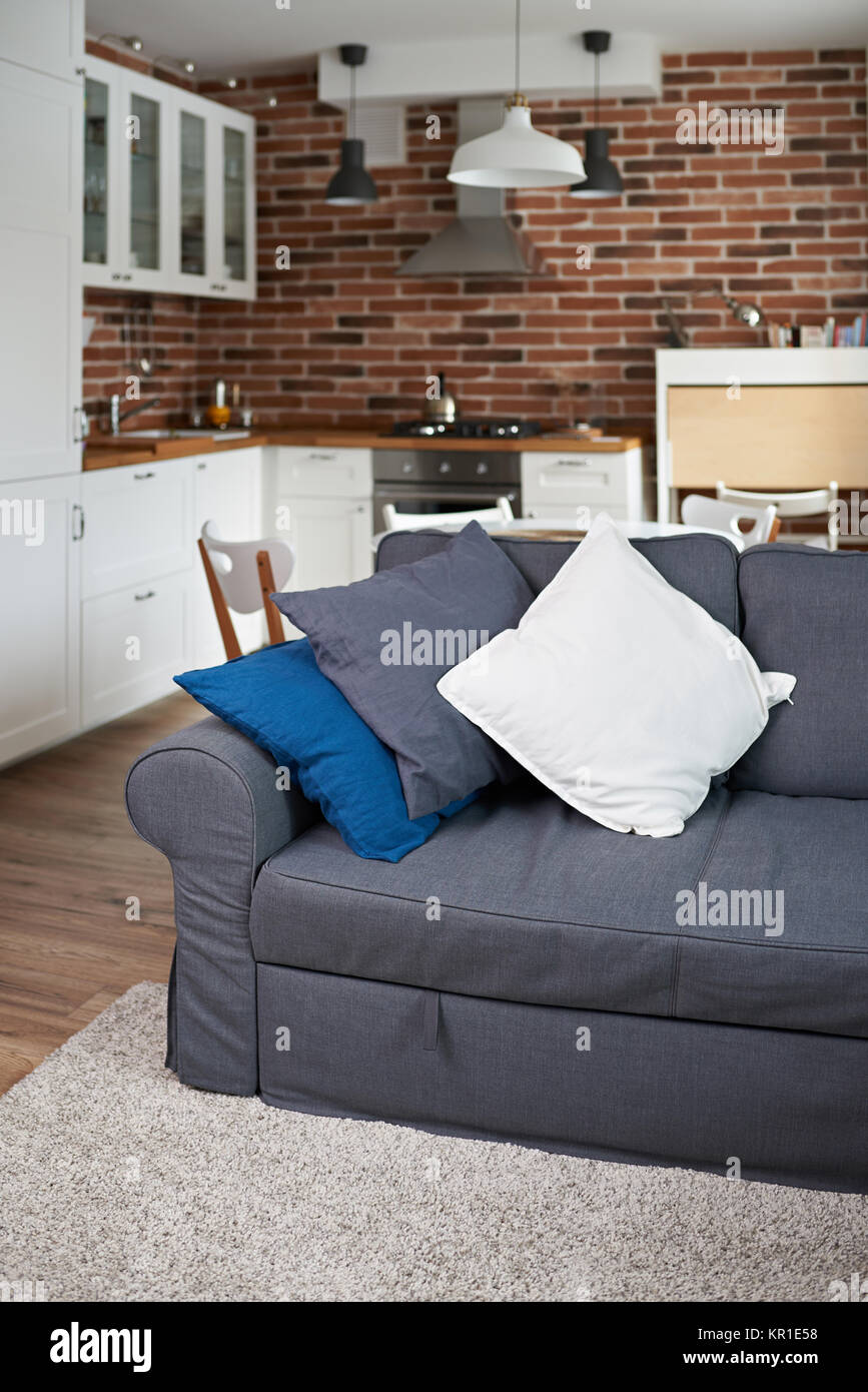 Sofa mit Kissen in der Wohnung Hintergrund. Home Decor design Stockfoto