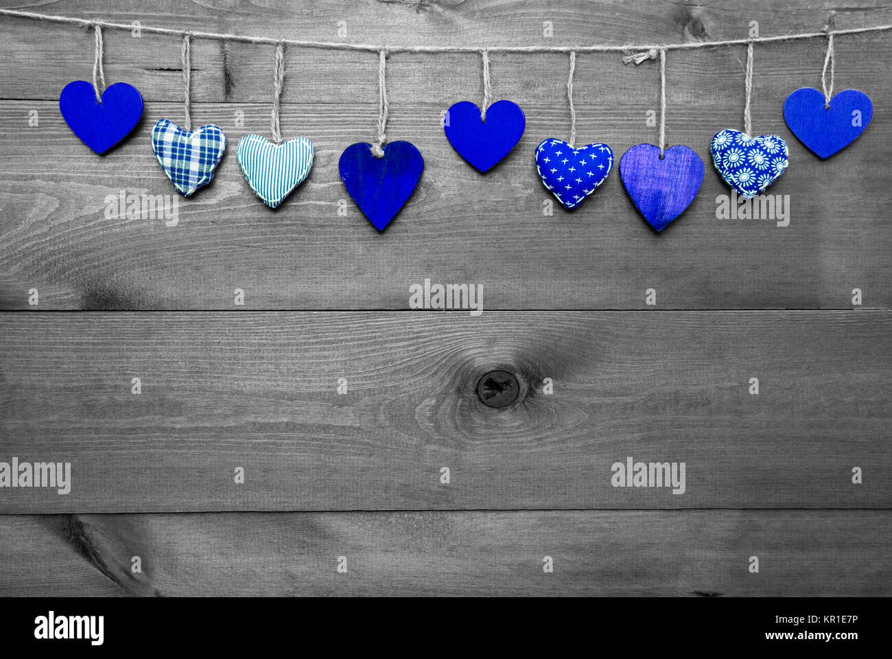 Holz Hintergrund Mit Blauen Herzen In Einer Reihe Hangen Schwarz Weiss Stil Mit Farbigen Hot Spots Kopieren Sie Platz Fur Werbung Oder Freier Text Grusskarte Fur Mutter Oder Valentines Tag Stockfotografie Alamy