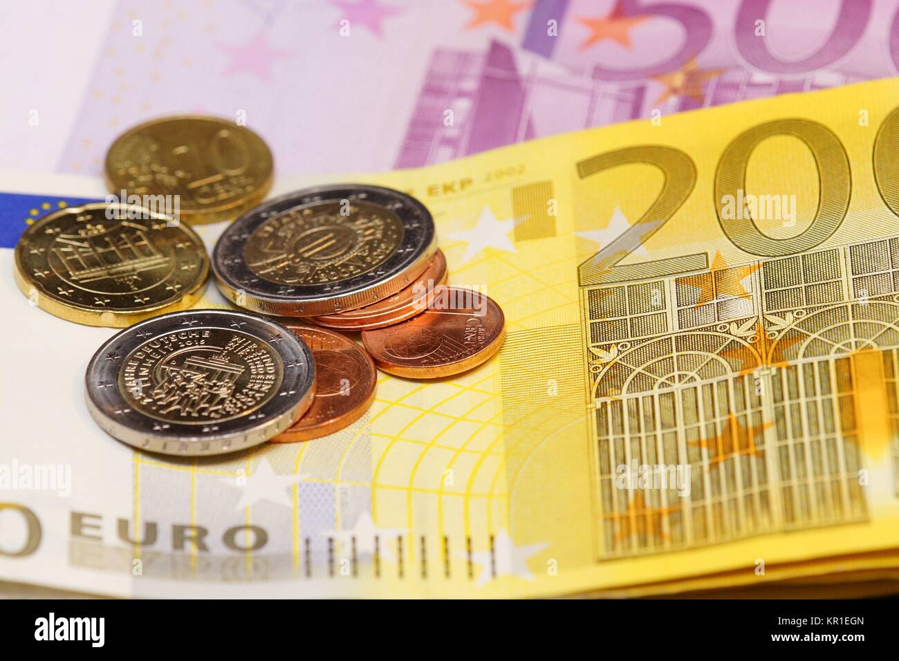 euro-Münzen befinden sich auf Euro-Banknoten Stockfoto