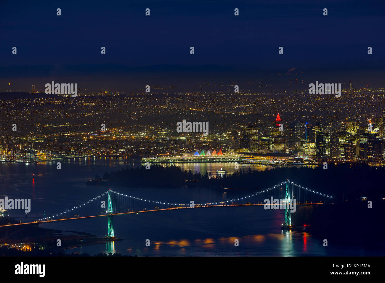 Vancouver British Columbia Kanada Stadtbild mit Lions Gate Bridge im Stanley Park während der Abend blaue Stunde Stockfoto