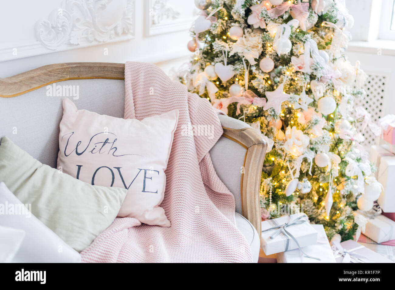 Weihnachten oder Silvester Dekoration im Wohnzimmer Interieur und Urlaub-Wohnkultur-Konzept. Ruhiges Bild der Decke auf einem Vintage Sofa mit Baum, Lifghts, Geschenke. Selektiven Fokus Stockfoto