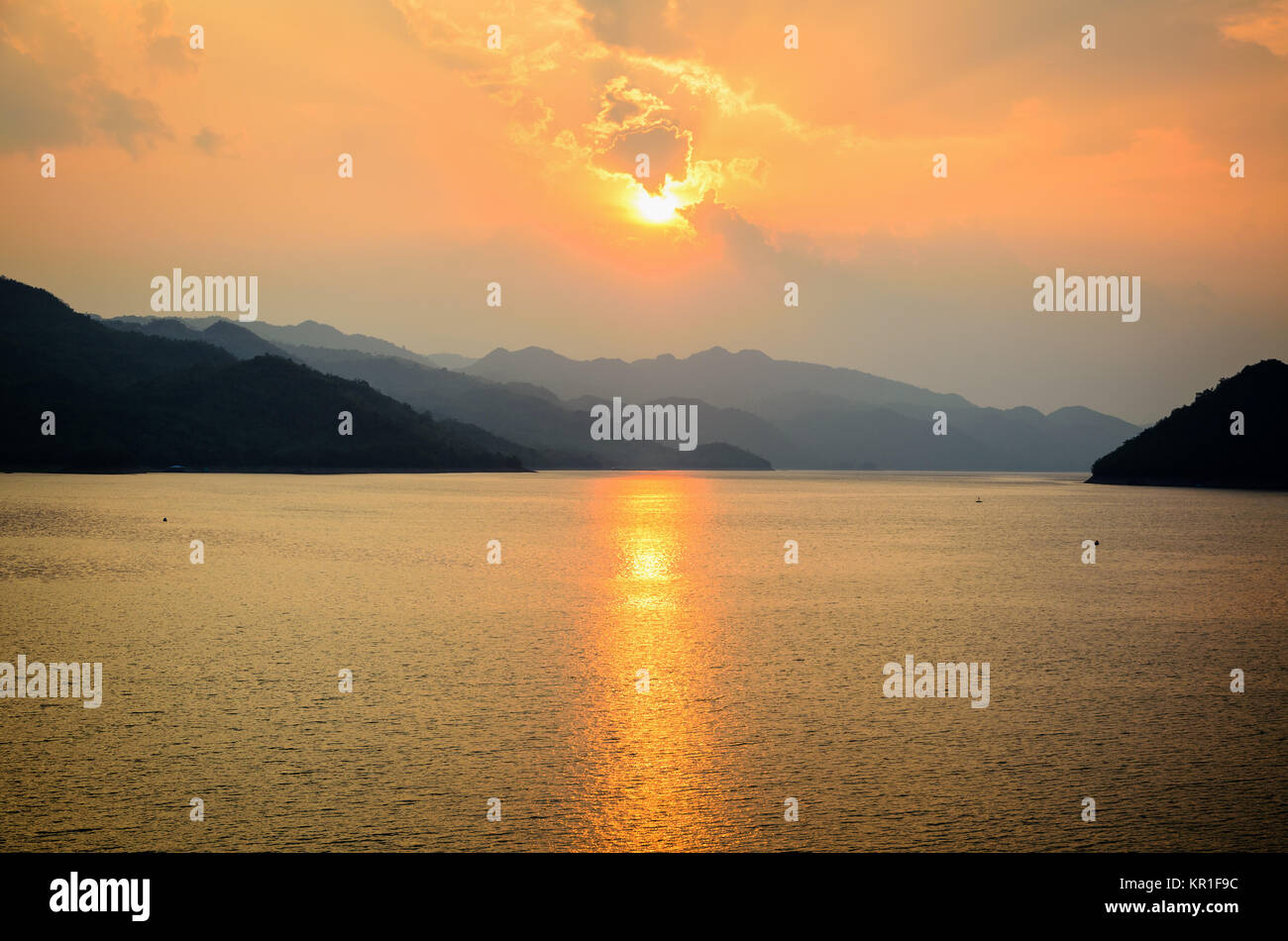 Sonnenuntergang über einem Berg am See Stockfoto