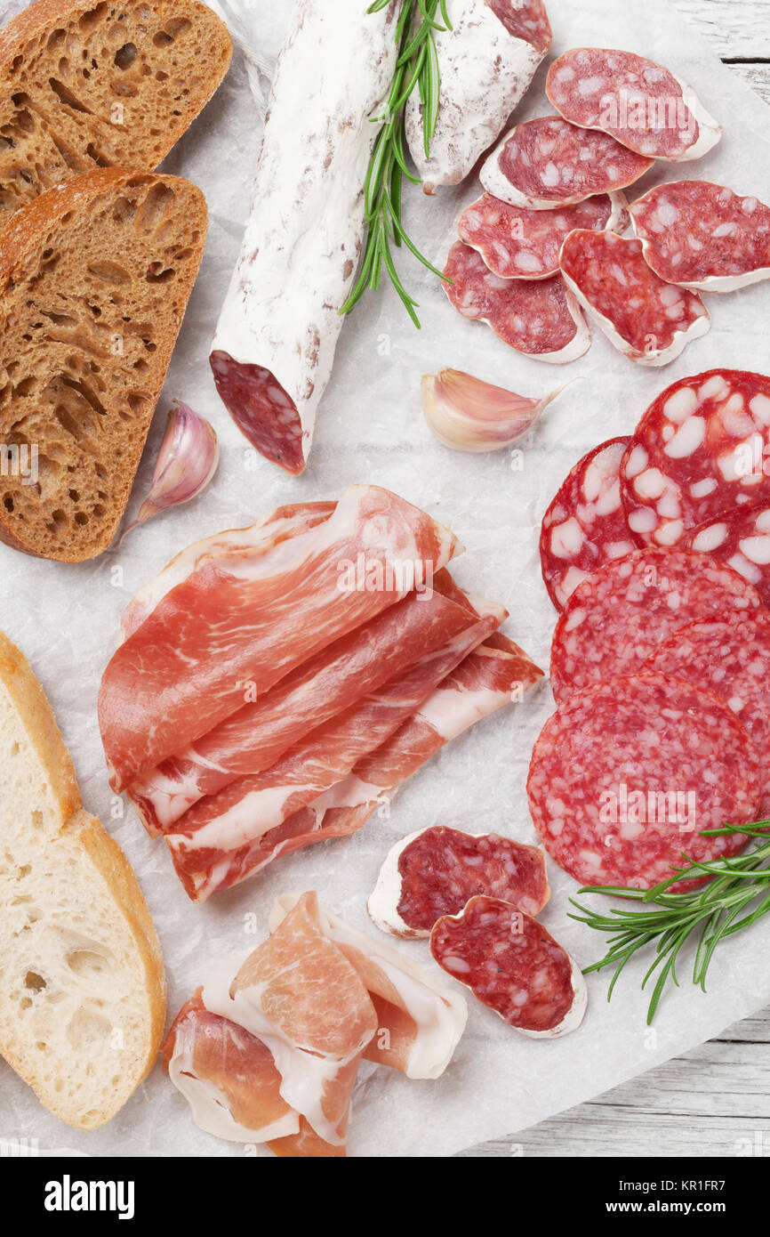 Salami, Schinken, Wurst, Schinken, Speck, Toast, Oliven. Fleisch Antipasti. Ansicht von oben