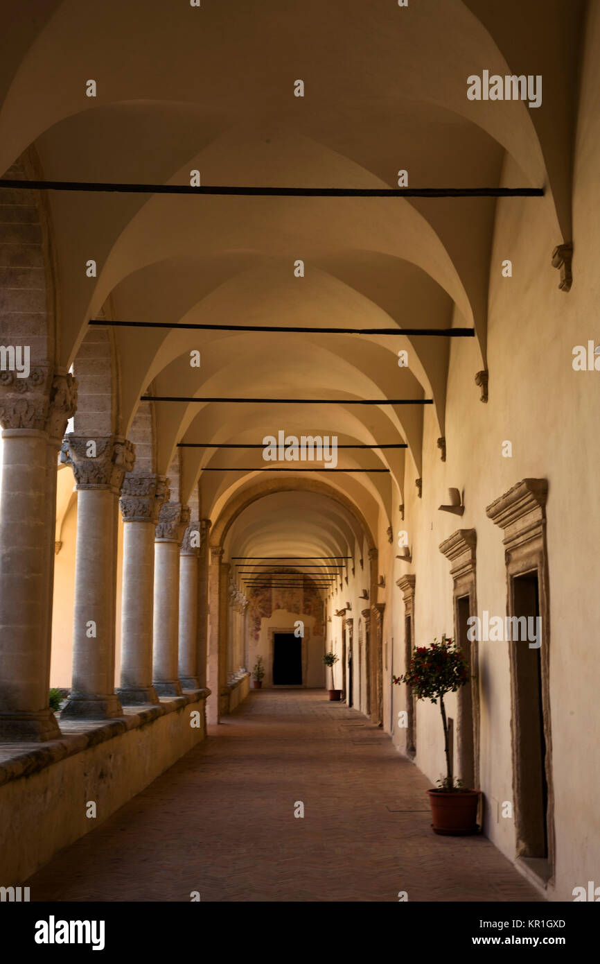 Kreuzgang der Abtei San Michele Arcangelo, Montescaglioso, Basilicata, Italien Stockfoto