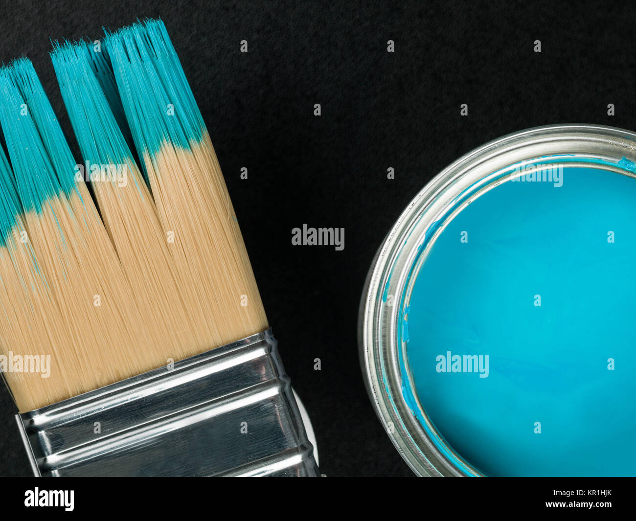 Geöffnete Dose Blau Haushalt dekorieren Lackfarbe mit Pinsel Stockfoto