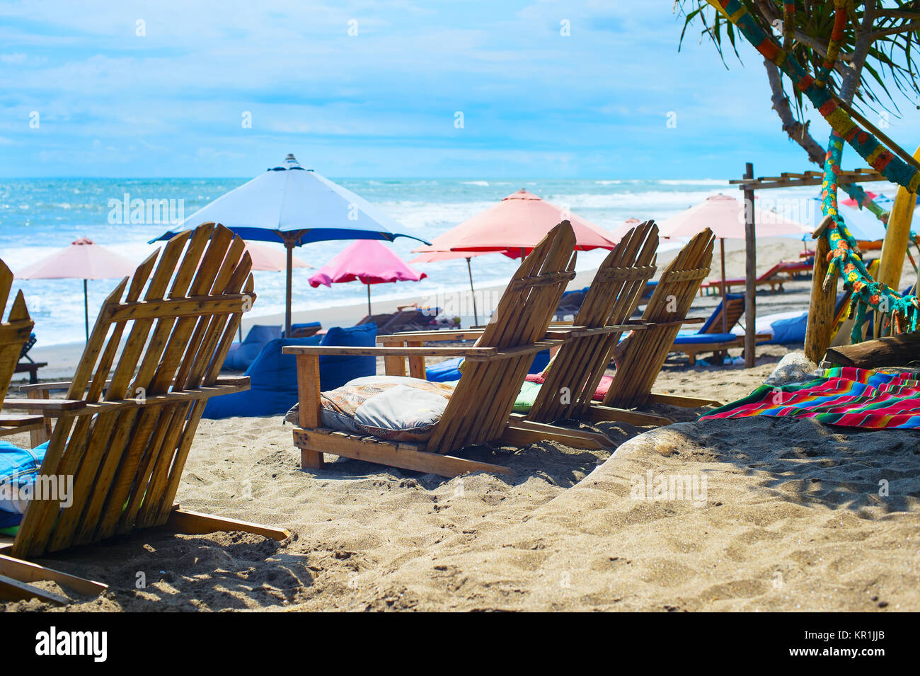 Stühle, Säcke und Sonnenschirme am Strand. Die Insel Bali, Indonesien Stockfoto