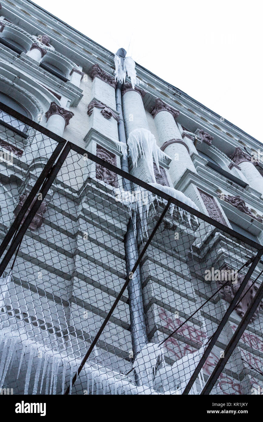 Hängende ice Eiszapfen an einem Wohnhaus. Stockfoto