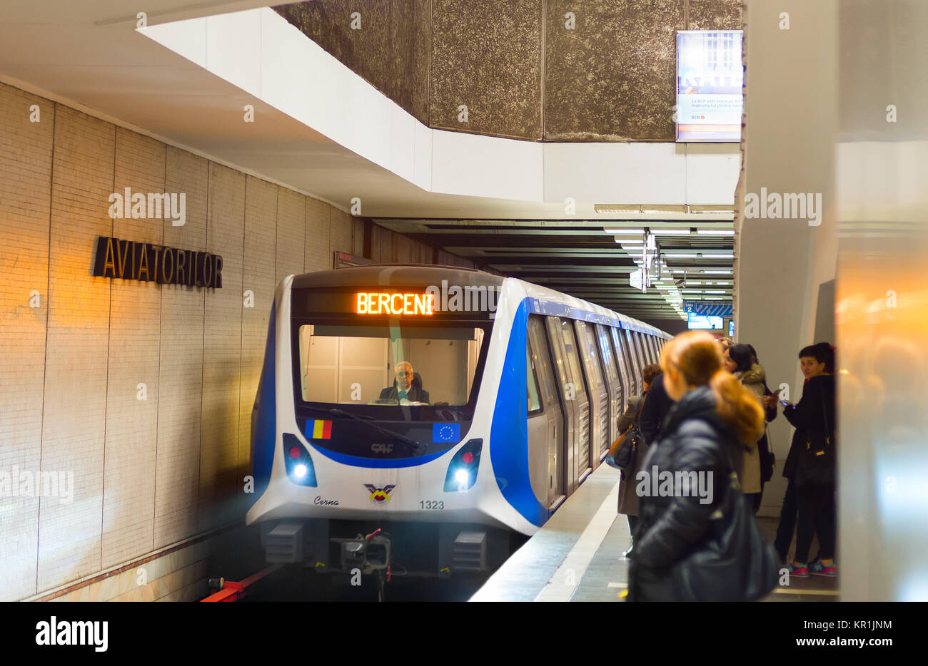 Bukarest, Rumänien - Oct 06, 2016: Menschen für eine Anreise u-bahn in Bukarest, Rumänien warten Stockfoto